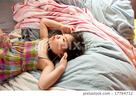 一個孩子躺在床上他背上 17764712