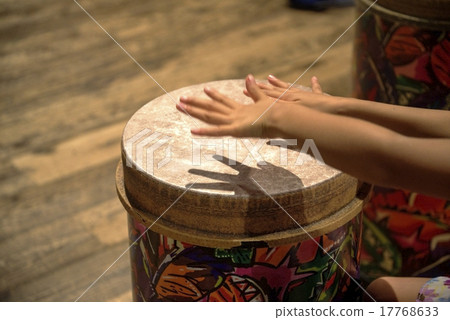 孩子們的手敲擊鼓 17768633