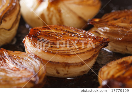 caramelized onion halves with balsamic vinegar 17770109