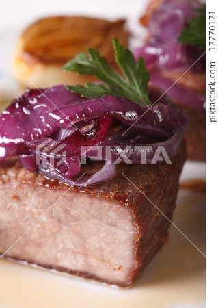 Beef with caramelized red onion on a plate macro 17770171