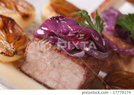 Tasty meat with caramelized red onion macro.  17770174