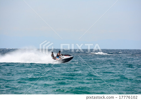 Men enjoying jet skiing (1) 17776102