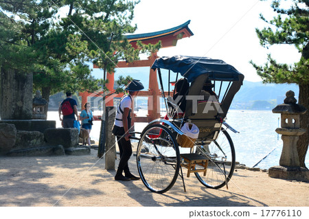 宮島的人力車和遊客(2) 宮島的人力車和遊客(2) 17776110