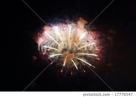 自然的設計煙花背景材料·煙花像白色仙客來和彩色煙霧的花朵·白色系統中間輪側面位置 自然的設計煙花背景材料·煙花像白色仙客來和彩色煙霧的花朵·白色系統中間輪側面位置 17776547