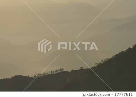 在晨霧中的山脈 17777611