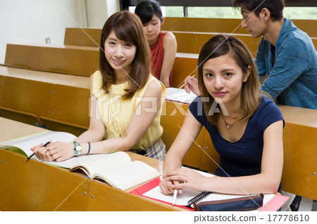兩名女大學生享受上課大型教室形象1,2講堂 17778610
