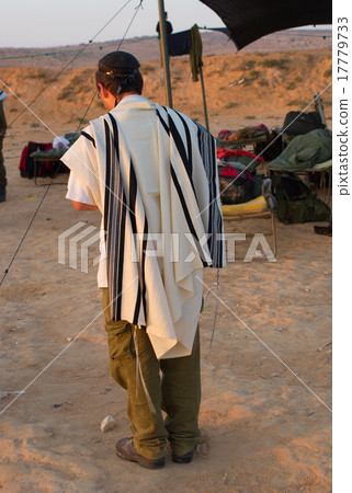 jewish praying slodiers jewish praying slodiers 17779733