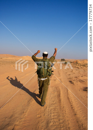 Israeli soldiers excersice in a desert Israeli soldiers excersice in a desert 17779734