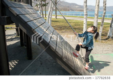 孩子們玩玩具 17782638