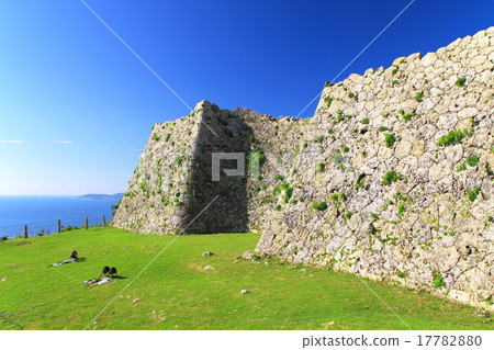 九月沖繩Nakagusuku城堡·三郭城堡牆壁和海 17782880