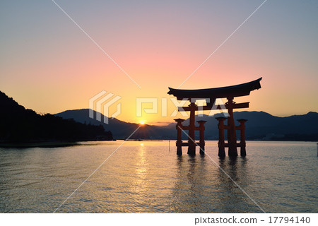 在宮島的日落 在宮島的日落 17794140