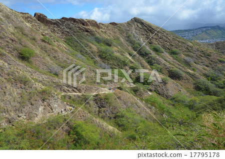 People climbing diamond head People climbing diamond head 17795178