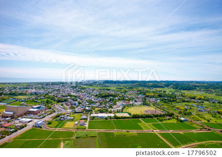 在6月變成綠色的稻田，在伊豆市的伊蘇米河周圍的鳥瞰圖 17796502