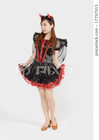 A young woman who did a witch's cosplay in Halloween 17797913