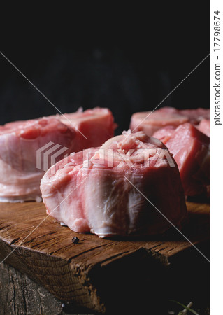 Raw osso buco Raw osso buco 17798674