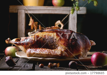 圖庫照片: roast goose with apples