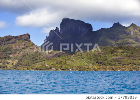 Bora Bora, Polynesia. Mountains, the sea, palm tre 17798819