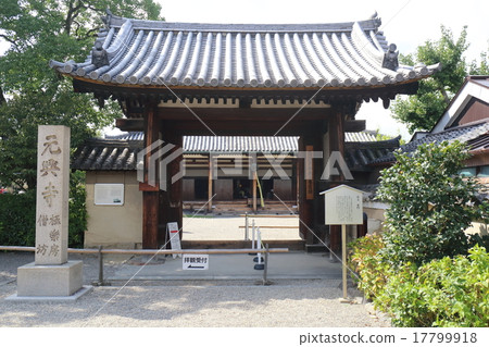 奈良Motohouseji東門 17799918