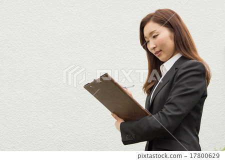 A woman with a binder 17800629