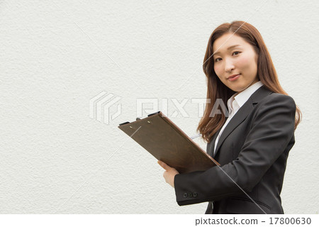 A woman with a binder 17800630