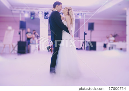 wedding dance 17800734