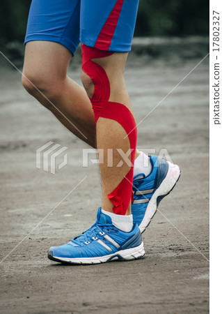 young man runs marathon 17802327