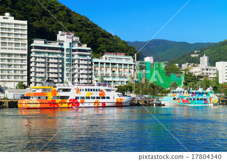 朝聖船和溫泉鎮停泊在颱風的熱海港 朝聖船和溫泉鎮停泊在颱風的熱海港 17804340