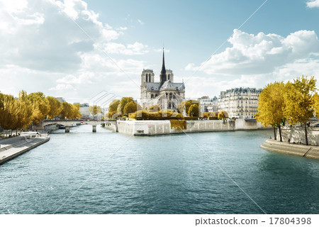 Notre Dame church in Paris and autumn sunny day 17804398