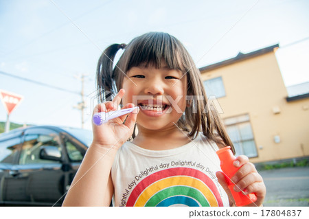 孩子們玩肥皂泡泡 孩子們玩肥皂泡泡 17804837