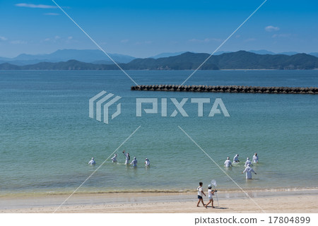 孩子們通過海洋女人進入大海 孩子們通過海洋女人進入大海 17804899