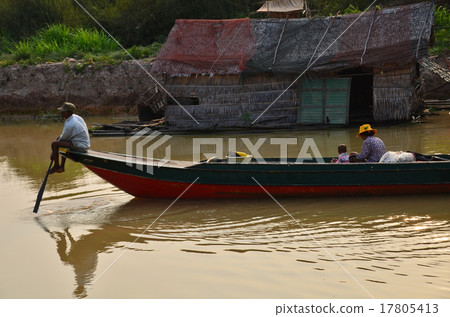 柬埔寨暹粒村和Tonle Sap湖周圍的家庭 17805413