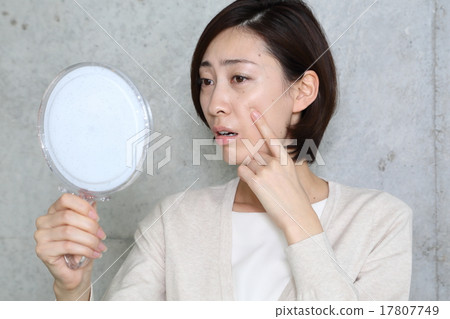 Women who care about their skin Women who care about their skin 17807749