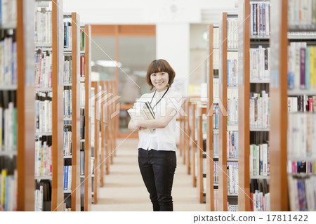 在圖書館工作的人 在圖書館工作的人 17811422