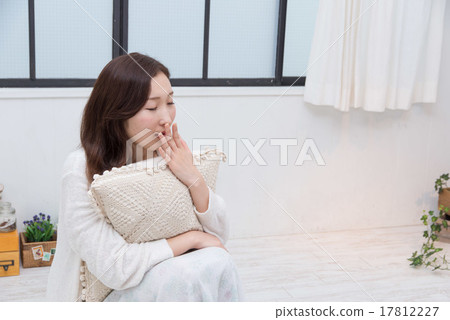 一個女人坐墊 17812227