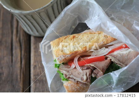 烤牛肉三明治配法國麵包和牛奶咖啡 烤牛肉三明治配法國麵包和牛奶咖啡 17812415