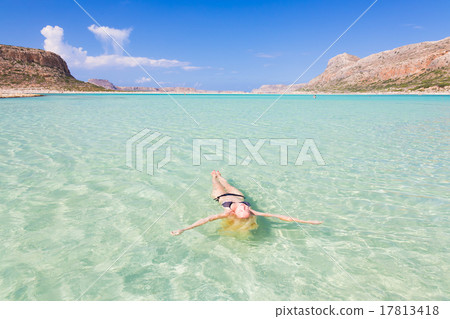 Caucasian lady floating in turquoise sea. 17813418