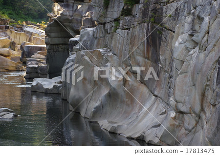 睡床(鋸心)地板岩石側面侵蝕區域擴大 睡床(鋸心)地板岩石側面侵蝕區域擴大 17813475