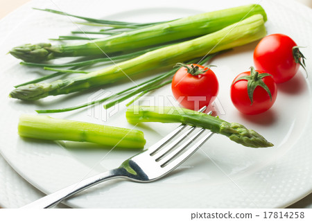Asparagus with tomatoes 17814258