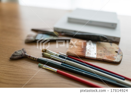 Brush and canvas 17814924