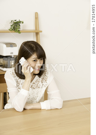 A woman who calls with a smile 17814955