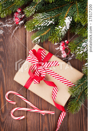 Christmas tree and gift box 17817100