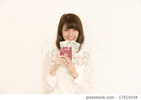 有護照和美金的一名婦女 17819294