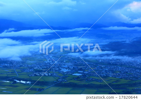 岩手縣遠野市遠野盆地的雲海 岩手縣遠野市遠野盆地的雲海 17820644