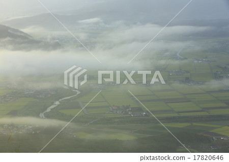 岩手縣遠野市遠野盆地的雲海 岩手縣遠野市遠野盆地的雲海 17820646
