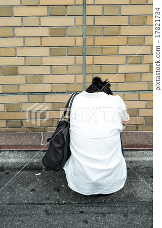 一個女人爬在大街上 17821784