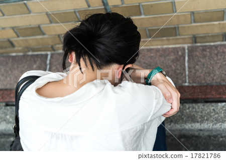 一個女人爬在大街上 17821786