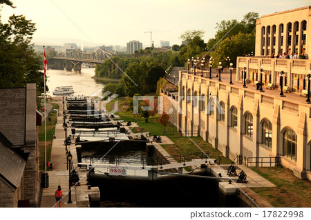 渥太華巖石在黃昏時俯瞰渥太華河對面的Rideau運河鎖 渥太華巖石在黃昏時俯瞰渥太華河對面的Rideau運河鎖 17822998