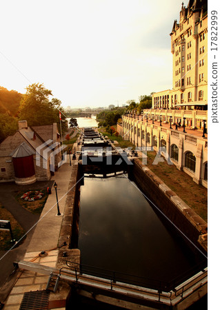 渥太華巖石在黃昏時俯瞰渥太華河對面的Rideau運河鎖 渥太華巖石在黃昏時俯瞰渥太華河對面的Rideau運河鎖 17822999