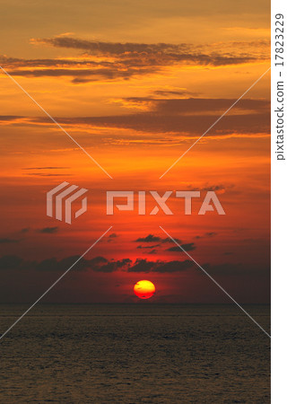 Beautiful sunset over the sea Beautiful sunset over the sea 17823229