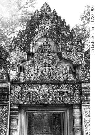 Closeup Fantastic gate of Banteay Srei castle, Siem Reap, Cambod 17823923